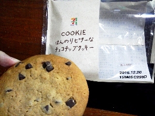 「セブンプレミアム ほんのりビターなチョコチップクッキー 袋1枚」のクチコミ画像 by Jiru Jintaさん