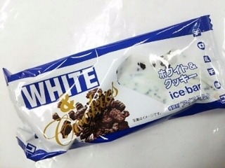 「チロルチョコ ホワイト＆クッキー アイスバー」のクチコミ画像 by いちごみるうさん