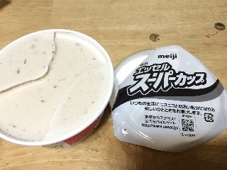 「明治 エッセル スーパーカップ アーモンドチョコチップ カップ200ml」のクチコミ画像 by makiponさん