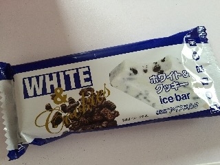 「チロルチョコ ホワイト＆クッキー アイスバー」のクチコミ画像 by まーーーっしゅさん