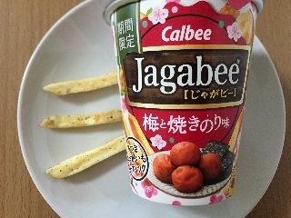 「カルビー Jagabee 梅と焼きのり味 カップ38g」のクチコミ画像 by MOKAさん