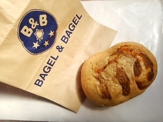 「BAGEL＆BAGEL プレミアムベーグル 赤野菜とカレー 1個」のクチコミ画像 by いちごみるうさん