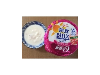 「グリコ 朝食BifiX ヨーグルト 白桃＆ザクロ 脂肪ゼロ カップ330g」のクチコミ画像 by MOKAさん