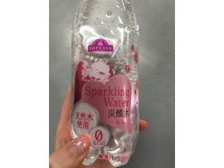 「トップバリュ Sparkling Water 炭酸水 もも ペット500ml」のクチコミ画像 by milkypokoさん