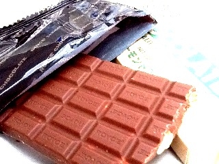「ロイズ 板チョコレート アーモンド入り 箱120g」のクチコミ画像 by レビュアーさん