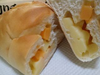 「ヤマザキ おいしい菓子パン 角切りチーズのクッペ 袋1個」のクチコミ画像 by ピノ吉さん