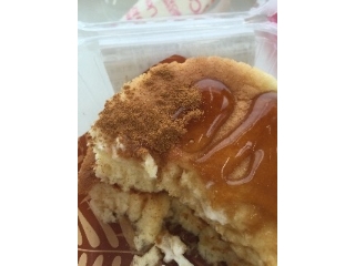 「ローソン Uchi Cafe’ SWEETS 厚焼きパンケーキ ホイップクリーム付」のクチコミ画像 by レビュアーさん