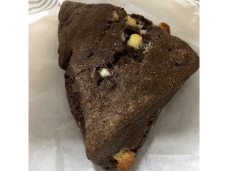 「ローソン MACHI cafe’ Bake＆Donut 黒のチョコチャンクスコーン 生クリーム入り」のクチコミ画像 by マロンまろんさん