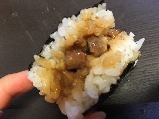 「ローソン おにぎり屋 新潟コシヒカリ てっぺん盛り直火焼牛カルビ」のクチコミ画像 by mnhsママさん