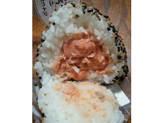 「セブン-イレブン 胡麻おむすび たっぷり焼鮭」のクチコミ画像 by 糖じんさん