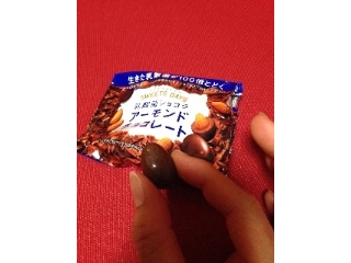 「ロッテ スイーツデイズ 乳酸菌ショコラ アーモンドチョコレート 袋43g」のクチコミ画像 by ポロリさん
