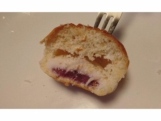 「ヤマザキ 薄皮 ブルーベリージャム＆ヨーグルト風味クリームパン 袋5個」のクチコミ画像 by aengさん