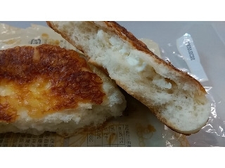 「ローソン 実りベーカリー カマンベールが入った焼チーズパン 袋1個」のクチコミ画像 by ふじつぼだんきさん