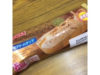 「ヤマザキ アーモンドショコラケーキ ミルククリームサンド 袋1個」のクチコミ画像 by ちょぱこさん