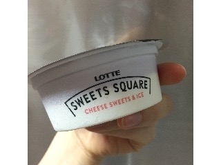 「ロッテ SWEETS SQUARE コク深くなめらかベリーソースで味わう3種チーズのアイス 袋100ml」のクチコミ画像 by レビュアーさん