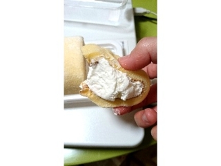 「ローソン Uchi Cafe’ SWEETS もち食感ロール 白バラ牛乳入りホイップ」のクチコミ画像 by はまポチさん