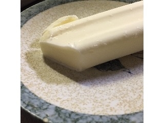 「ローソン Uchi Cafe’ SWEETS プレミアムミルクアイス」のクチコミ画像 by レビュアーさん