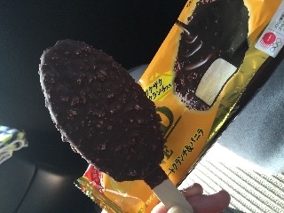 「明治 GOLD LINE チョコレートクランチ＆バニラ 袋90ml」のクチコミ画像 by chie01さん