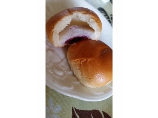 「ヤマザキ 薄皮 ブルーベリージャム＆ヨーグルト風味クリームパン 袋5個」のクチコミ画像 by おくのママさん