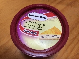 「ハーゲンダッツ ミニカップ ニューヨークチーズケーキ ラムレーズン仕立て カップ110ml」のクチコミ画像 by ke2menbomber203さん