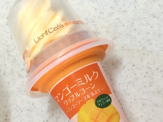 「ローソン Uchi Cafe’ SWEETS ウチカフェ マンゴーミルクワッフルコーン マンゴーソースを添えて 160ml」のクチコミ画像 by すあま.さん