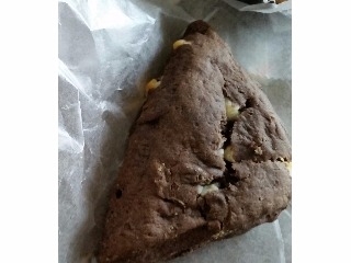 「ローソン MACHI cafe’ Bake＆Donut 黒のチョコチャンクスコーン 生クリーム入り」のクチコミ画像 by おくのママさん