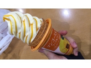 「ローソン Uchi Cafe’ SWEETS ウチカフェ マンゴーミルクワッフルコーン マンゴーソースを添えて 160ml」のクチコミ画像 by 大福 もちこさん
