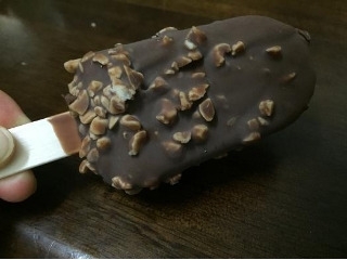 「ハーゲンダッツ クランチークランチ チョコレートマカデミアナッツ 箱80ml」のクチコミ画像 by キックンさん