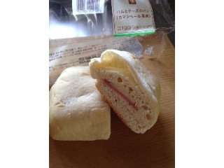 「ミニストップ MINISTOP CAFE ハムとチーズのパン カマンベール風味」のクチコミ画像 by ポロリさん