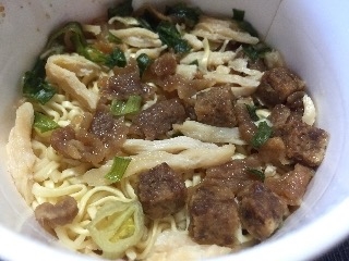 「明星 3種肉盛麺 焼肉醤油味 カップ95g」のクチコミ画像 by レビュアーさん