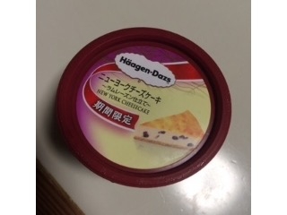 「ハーゲンダッツ ミニカップ ニューヨークチーズケーキ ラムレーズン仕立て カップ110ml」のクチコミ画像 by ちょぱこさん