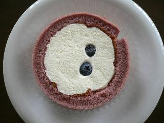 「ローソン Uchi Cafe’ SWEETS スプーンで食べる プレミアムブルーベリーとチーズのロール 袋1個」のクチコミ画像 by マリン♪さん