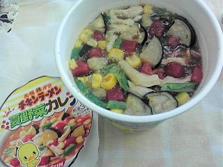 「日清 チキンラーメン 夏野菜カレー カップ77g」のクチコミ画像 by ジジさん