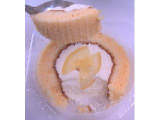 「ローソン Uchi Cafe’ SWEETS プレミア レモンとレアチーズのロールケーキ 袋1個」のクチコミ画像 by きゃらめるばにらさん