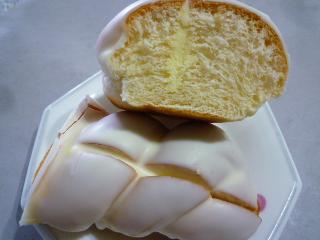 「タカキベーカリー 練乳とホワイトチョコのパン 袋1個」のクチコミ画像 by みやびんさん