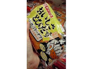 「ヤマザキ おいしさとびだす ソーセージドーナツ トマト＆粒マスタード とびだせ学園 袋1個」のクチコミ画像 by ゆち虎さん