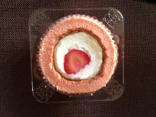 「ローソン Uchi Cafe’ SWEETS あまおうのロールケーキ 袋1個」のクチコミ画像 by わっふるさん