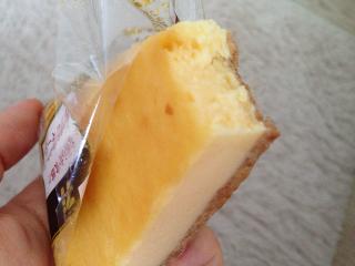 「セブン-イレブン 北海道産クリームチーズの濃厚フロマージュ 袋1個」のクチコミ画像 by ぱてなんさん