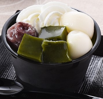 ファミリーマート 旨み抹茶の白玉ぜんざい