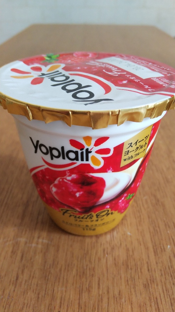 「フジッコ yoplait Fruits On ストロベリー&フランボワーズ」の商品情報
