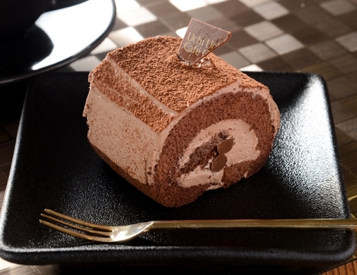 ローソン Uchi Cafe’ SWEETS スペシャルショコラケーキを包んだブッシュドノエル