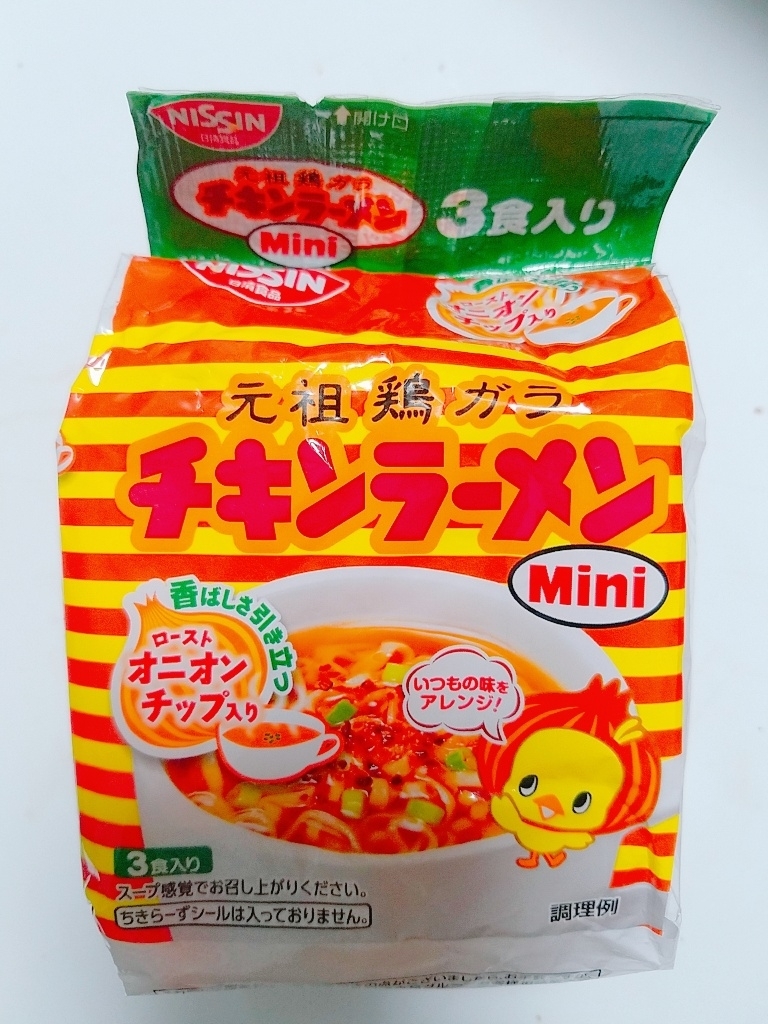 マグで食べるチキンラーメンローストオニオンチップ