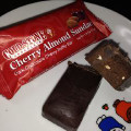 シナジートレーディング チョコレートバー チェリーアーモンドサンデー 商品写真 1枚目