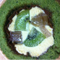 ローソン Uchi Cafe’ SWEETS プレミアム グリーンスムージーのロールケーキ ルバーブ・キウイトッピング 商品写真 3枚目