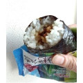 ローソン おにぎり屋 岩手のうまい！ 前沢牛すき煮 国産霜降りひらたけ添え 商品写真 1枚目