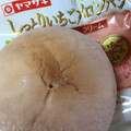 ヤマザキ しっとりいちごメロンパン いちご果肉入りクリーム 商品写真 3枚目