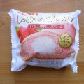 ヤマザキ しっとりいちごメロンパン いちご果肉入りクリーム 商品写真 2枚目