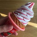 ローソン Uchi Cafe’ SWEETS ミルクワッフルコーン苺 苺ソースを添えて 商品写真 5枚目