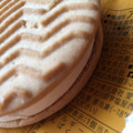 セブンプレミアム チーズが香るクッキーサンドアイス 商品写真 1枚目