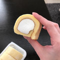 ローソン もち食感ロール 十勝産牛乳入りクリーム 商品写真 3枚目